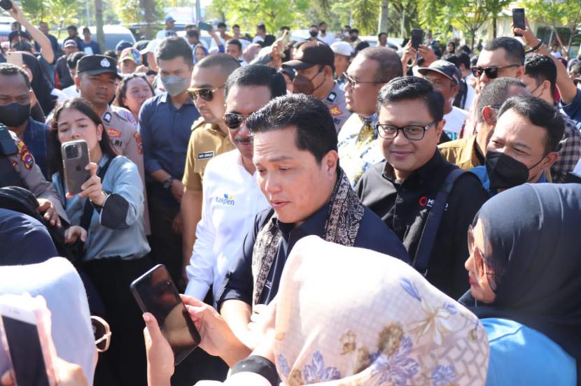Menteri BUMN Erick Thohir disambut ribuan simpatisan di Bandara Internasional Minangkabau, Sumatra Barat, Selasa (20/12/2022)| 