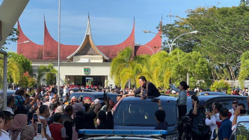 Menteri BUMN Erick Thohir disambut ribuan simpatisan di Bandara Internasional Minangkabau, Sumatra Barat, Selasa (20/12/2022)
