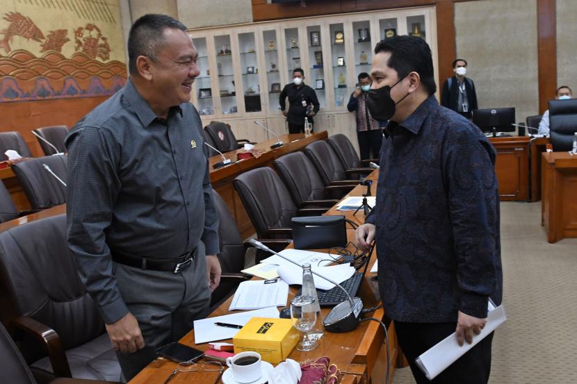 Menteri BUMN Erick Thohir (kanan) berbicara dengan anggota Komisi VI DPR Harris Turino (kiri) sebelum rapat kerja di kompleks Parlemen, Senayan, Jakarta, Kamis (8/9/2022). Rapat kerja antara Komisi VI DPR, Kementerian BUMN, dan Kementerian Investasi atau Badan Koordinasi Penanaman Modal (BKPM) tersebut membahas kinerja keuangan BUMN yang terdampak utang luar negeri serta perkembangan investasi di Indonesia pada 2021 dan 2022. 