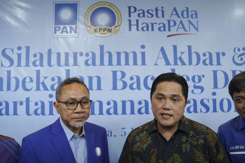 Menteri BUMN Erick Thohir (kanan) bersama Ketua Umum Partai Amanat Nasional (PAN) Zulkifli Hasan (kiri) menjawab pertanyaan awak media usai menghadiri Silaturahmi Akbar PAN di kantor DPP PAN, Jakarta, Ahad (5/6/2022). 