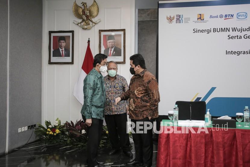 BUMN Minister Erick Thohir (right) together with PUPR Minister Basuki Hadimuljono (center) and PLN President Director Zulkifli Zaini talking after witnessing the signing of a Memorandum of Understanding in order to realize national energy independence and security  for clean energy through the movement using induction stoves at the Ministry of BUMN, Jakarta, Wednesday (31/3/2021).