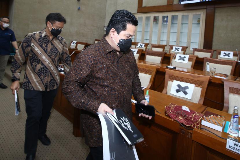 Menteri BUMN Erick Thohir (kanan) bersiap mengikuti rapat kerja dengan Komisi VI DPR di Kompleks Parlemen, Senayan, Jakarta, Senin (14/9/2020). Rapat kerja tersebut membahas tentang penyertaan modal negara tahun 2021.