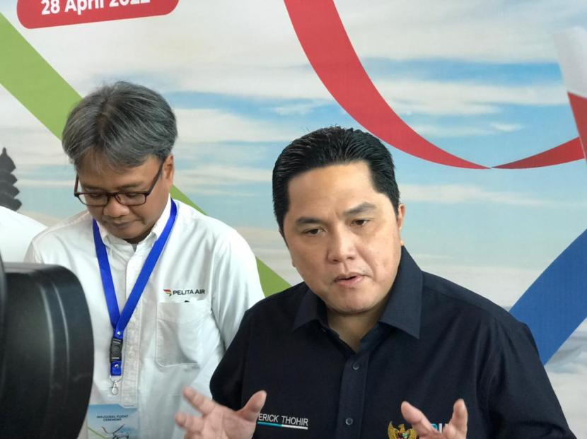 Menteri BUMN Erick Thohir (kanan) dan Direktur Utama Pelita Air Dendy Kurniawan (kiri) menjelaskan peluang bisnis industri penerbangan yang akan dijalankan Pelita Air setelah hari ini (28/4/2022) resmi membuka penerbangan reguler perdana Jakarta-Danpasar-Jakarta dengan menggunakan pesawat Airbus A320-200. 