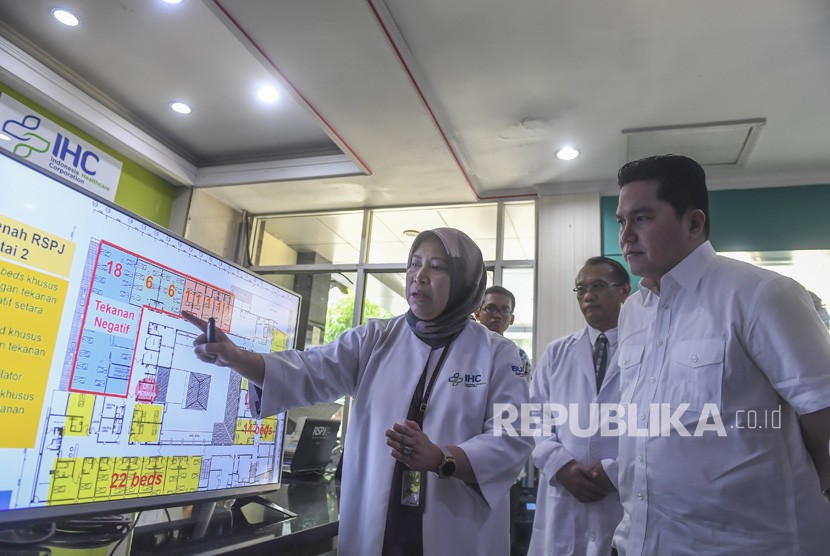 Menteri BUMN Erick Thohir (kanan) mendengarkan paparan dari Direktur Utama IHC Dr Fatheema Djan Rachmat (kiri) saat melakukan kunjungan kerja ke Rumah Sakit (RS) Pertamina Jaya di Jakarta, Rabu (11/3/2020). (Antara/Muhammad Adimaja)