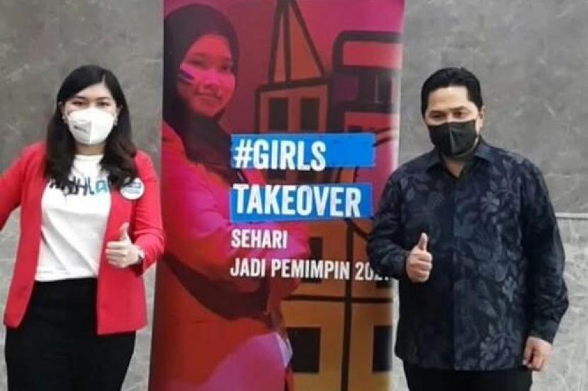 Menteri BUMN Erick Thohir (kanan) menunjuk Sharon (kiri) untuk sehari menjadi Menteri BUMN dalam program Girls Takeover di kantor Kementerian BUMN, Jakarta, Rabu (29/9).