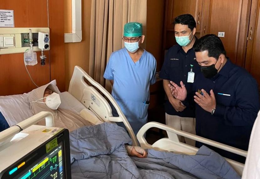 Verawaty Fajrin saat masih terbaring di rumah sakit dan sempat dijenguk Menteri BUMN Erick Thohir (kanan). Verawaty dikabarkan wafat Ahad (21/11).