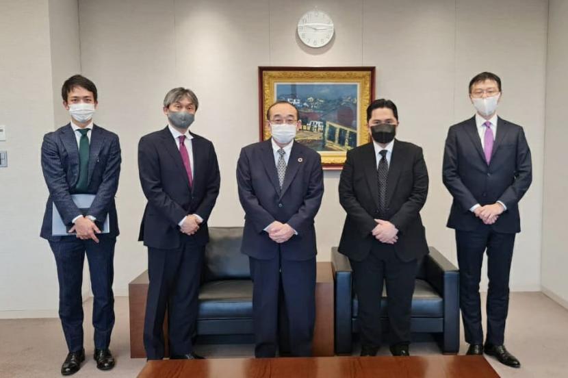 Menteri BUMN Erick Thohir (kedua dari kanan) bersama CEO Yutaro Yostuzuka (kedua dari kiri), CEO (president) Junichi Yoshida (tengah), General Manager for international business, Masuda (paling kanan), Translator, Yosuke Matsunaga (paling kiri) saat kunjungan kerja ke Jepang, Sabtu (5/12).