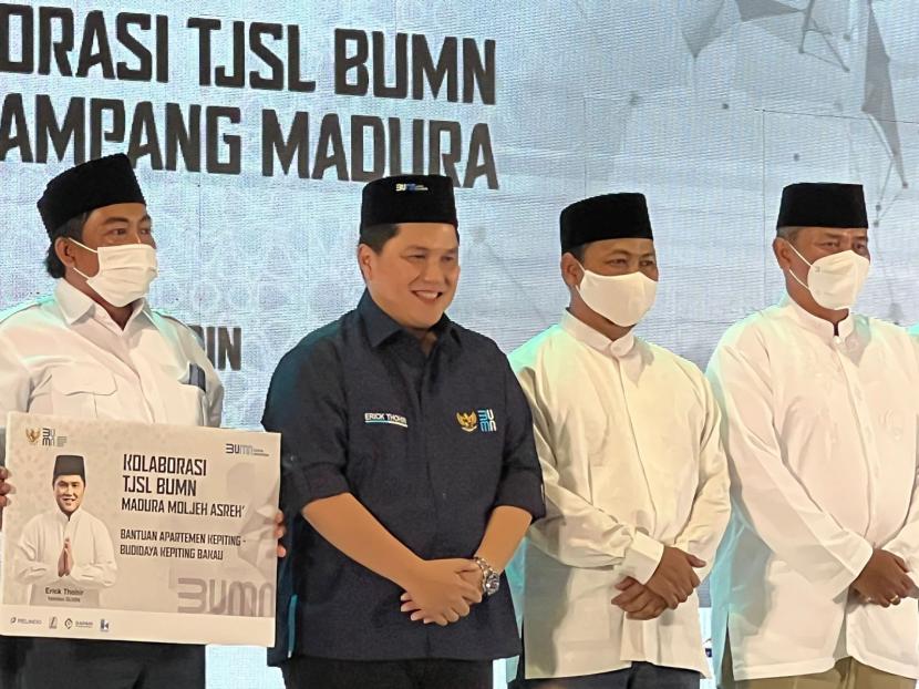 Menteri BUMN  Erick Thohir (kedua dari kiri) meresmikan program Tanggung Jawab Sosial dan Lingkungan (TJSL) 21  BUMN untuk mendukung kemajuan Madura di SMA As Saadah Qomaruddin Bunga Gresik, Jawa Timur, Jumat (20/6).