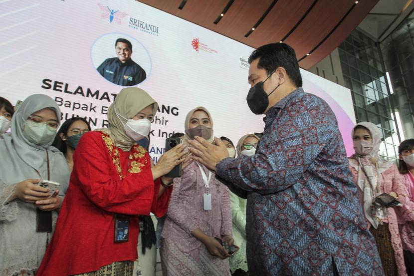 Menteri BUMN Erick Thohir (kedua kanan) tiba menghadiri acara Erick Thohir Menyapa Srikandi BUMN di Jakarta. Dalam acara yang digelar pada peringatan Hari Kartini 2022 tersebut dilakukan juga peluncuran implementasi Respectful Workplace Policy (RWP). (ilustrasi)