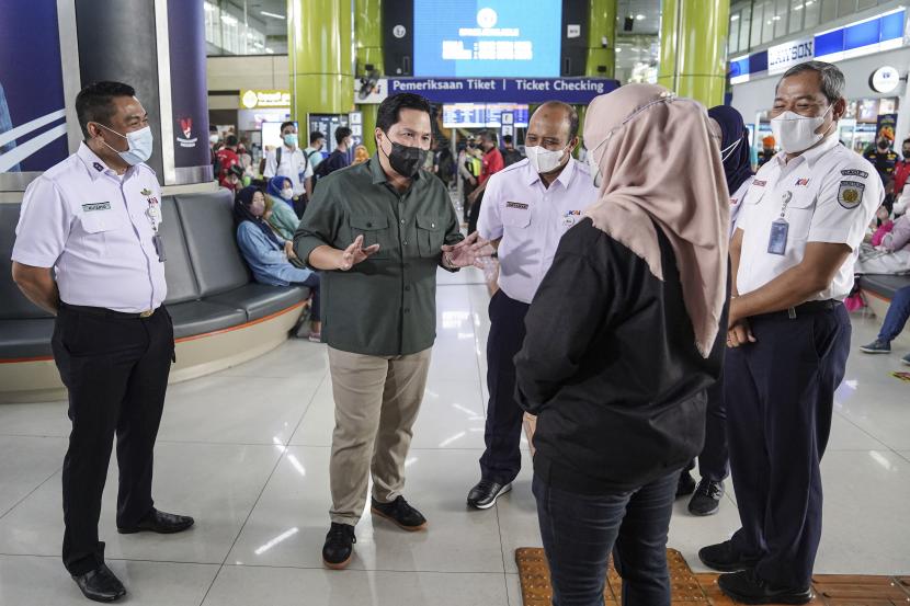 Menteri BUMN Erick Thohir (kedua kiri) berbincang dengan calon penumpang saat kunjungan ke Stasiun Gambir, Jakarta beberapa waktu lalu (ilustrasi). Erick Thohir berencana mensinergikan kereta Commuter Line, Moda Raya Terpadu (MRT), Lintas Rel Terpadu (LRT) dan Kereta Cepat Jakarta Bandung (KCJB).