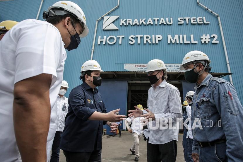Menteri BUMN Erick Thohir (kedua kiri) berbincang dengan sejumlah pegawai saat kunjungan kerja ke PT Krakatau Steel (Persero) Tbk di Cilegon, Banten, Selasa (13/7). PT Krakatau Steel (Persero) Tbk terus meningkatkan kinerja pascarestrukturisasi dan transformasi secara menyeluruh.