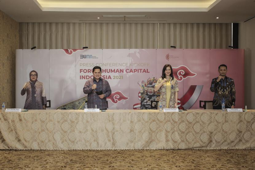 Menteri BUMN Erick Thohir (kedua kiri), Ketua Umum FHCI Alexandra Askandar (kedua kanan), Ketua BUMN Muda Soleh Ayubi (kanan) dan Ketua Srikandi BUMN Tina T.Kemala Intan (kiri) berfoto bersama usai mengikuti konferensi pers pengukuhan kepengurusan Forum Human Capital Indonesia (FHCI) periode 2021-2024 di Jakarta, Rabu (7/4/2021). FHCI merupakan wadah pengelola dan praktisi SDM di BUMN yang berkomitmen untuk memacu peningkatan kualitas dan kompetensi SDM di lingkungan BUMN untuk beradaptasi dengan perubahan bisnis yang bergerak dinamis di era VUCA (Volatile, Uncertainity, Complexity dan Ambiguity) dan disrupsi digital ini.