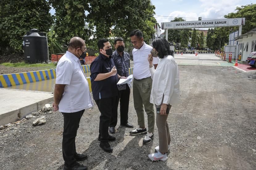 Menteri BUMN Erick Thohir (kedua kiri) saat meninjau lokasi pembangunan Bali International Hospital di kawasan Sanur, Bali, Selasa (29/3/2022). Pembangunan Bali International Hospital diharapkan menjadi destinasi kesehatan masyarakat serta Warga Negara Asing (WNA) dan ditargetkan rampung pada 2023. 