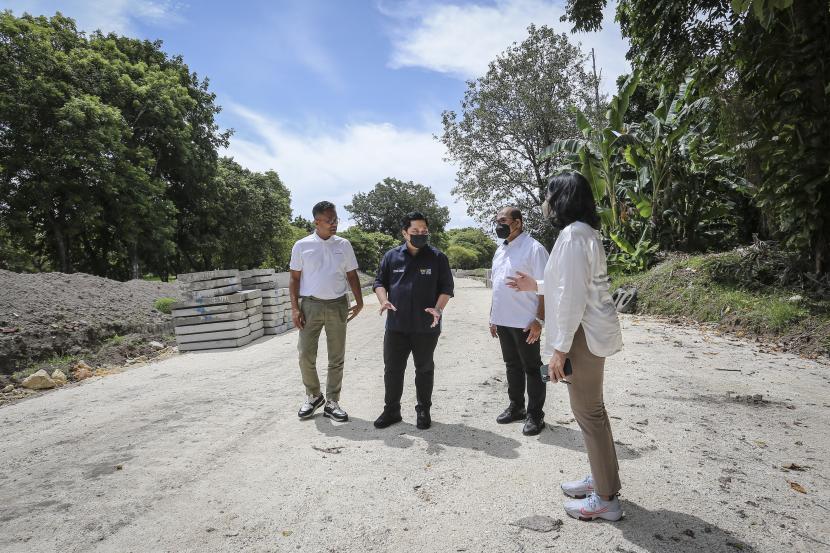 Menteri BUMN Erick Thohir (kedua kiri) saat meninjau lokasi pembangunan Bali International Hospital di kawasan Sanur, Bali, Selasa (29/3/2022). Pembangunan Bali International Hospital diharapkan menjadi destinasi kesehatan masyarakat serta Warga Negara Asing (WNA) dan ditargetkan rampung pada 2023.