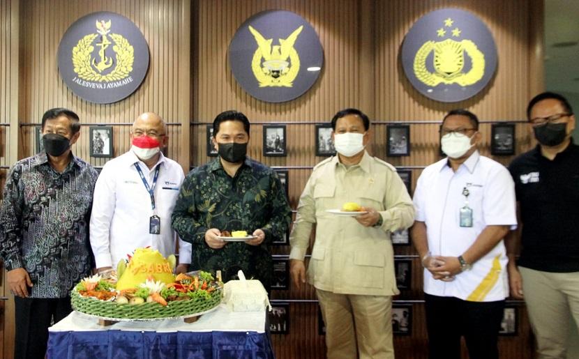 Menteri BUMN Erick Thohir (ketiga dari kiri) bersama Menteri Pertahanan Prabowo Subianto (ketiga kanan).