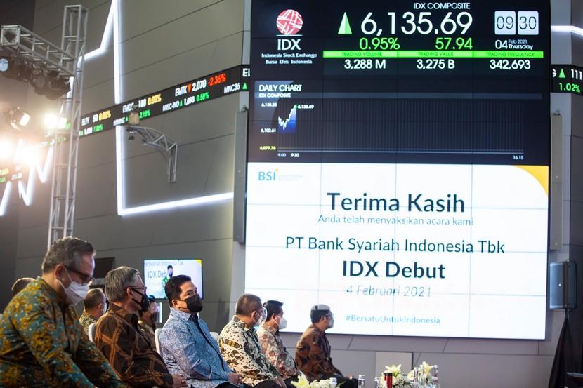 Debut BSI di Main Hall BEI, Jakarta, Kamis (4/2). PT Bank Syariah Indonesia Tbk. (BRIS) masuk dalam jajaran 10 emiten dengan kapitalisasi pasar atau market capitalization terbesar di Bursa Efek Indonesia (BEI).