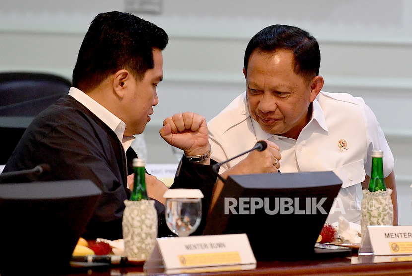 Menteri BUMN Erick Thohir (kiri) berbincang dengan Mendagri Tito Karnavian sebelum rapat terbatas di Kantor Presiden, Jakarta, Rabu (11/3/2020).