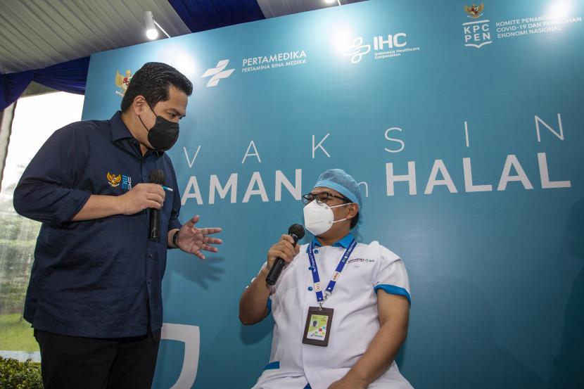 Menteri BUMN Erick Thohir (kiri) berbincang dengan salah satu peserta vaksinasi COVID-19 untuk tenaga kesehatan (ilustrasi). Erick dinilai berperan pentiing dalam pemulihan pascapandemi.