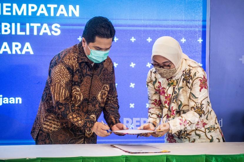 Menteri BUMN Erick Thohir (kiri) bertukar dokumen dengan Menteri Ketenagakerjaan Ida Fauziyah (kanan) saat menandatangani nota kesepahaman bersama antara Kementerian Ketenagakerjaan dengan Kementerian BUMN di Kantor Kementerian Ketenagakerjaan, Jakarta, Rabu (22/7/2020). Penandatanganan nota kesepahaman tersebut tentang pelatihan kerja dan penempatan tenaga kerja penyandang disabilitas pada Badan Usaha Milik Negara (BUMN).