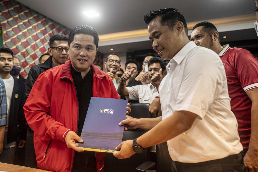 Bos Persebaya sekaligus mantan Presiden klub Persebaya Surabaya Azrul Ananda menilai jika Erick Thohir terpilih sebagai ketua umum (Ketum) PSSI yang baru adalah momen yang pas untuk merombak dunia sepakbola di Indonesia. (ilustrasi).