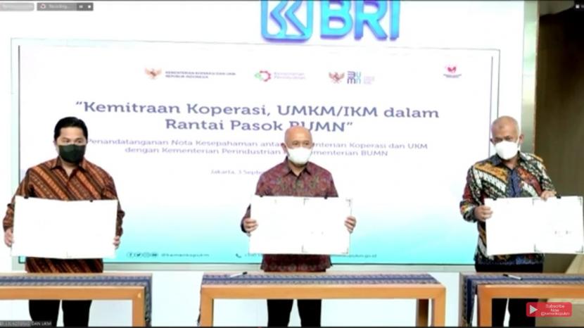 Menteri BUMN Erick Thohir (kiri), Menteri Koperasi dan UKM Teten Masduki (tengah), dan Sekretaris Jenderal Kemenperin Dody Widodo (kanan) menandatangani nota kesepahaman kemitraan koperasi, UMKM/IKM dalam rantai pasok BUMN di Jakarta, Jumat (3/9).