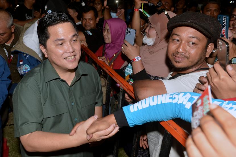 Menteri BUMN Erick Thohir (kiri) menyapa pecinta vespa saat menghadiri Vespa World Days (VWD) 2022 di Nusa Dua, Bali, Jumat (10/6/2022). Nama Menteri BUMN Erick Thohir secara mengejutkan mencuat dalam Rakernas Nasdem. Ilustrasi.