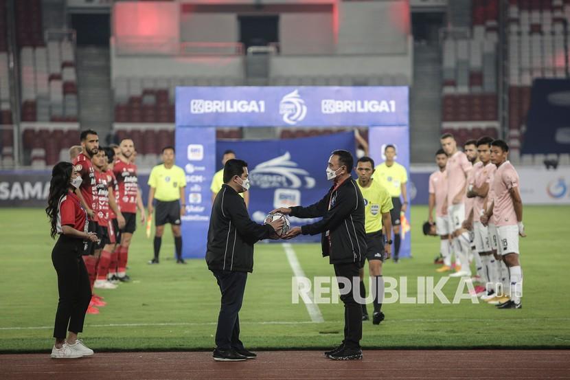 Menteri BUMN Erick Thohir (kiri) menyerahkan bola kepada Ketua Umum PSSI Mochamad Iriawan (kanan) saat membuka Kompetisi BRI Liga 1 2021-2022 di Stadion Utama Gelora Bung Karno, Senayan, Jakarta.