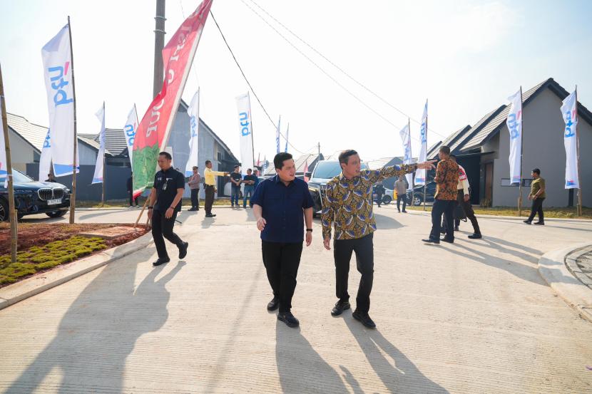 Menteri BUMN Erick Thohir (kiri) saat meninjau proyek percontohan rumah rendah emisi di Kota Bekasi, Jawa Barat, Kamis (29/8/2024).