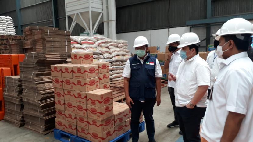 Menteri BUMN Erick Thohir melakukan kunjungan kerja ke Bandung. Dalam kunjungan tersebut, Erick menyerahkan bantuan kesehatan dan pangan pada pemerintah Provinsi Jawa Barat. 