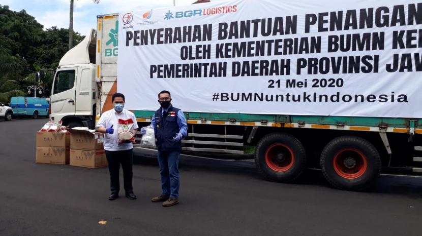 Menteri BUMN Erick Thohir melakukan kunjungan kerja ke Bandung. Dalam kunjungan tersebut, Erick menyerahkan bantuan kesehatan dan pangan pada pemerintah Provinsi Jawa Barat. Bantuan diterima langsung oleh Gubernur Jawa Barat Ridwan Kamil (Emil) di Gedung Pakuan, Kota Bandung, Kamis (21/5). Kemudian, kunjungan dilanjutkan ke Kantor Bio Farma di Jalan Pasteur dan terakhir kunjungan ke Gudang Bulog Jabar di Jalan Gede Bage Kota Bandung.