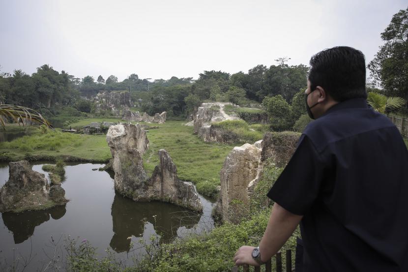 Menteri BUMN Erick Thohir melihat pemandangan kawasan wisata Taman Tebing Koja saat kunjungan kerja di Desa Cikuya, Tangerang, Banten, Ahad (12/9). Pemerintah Kota Tangerang Selatan (Tangsel) belum memperbolehkan dibukanya tempat-tempat wisata. 