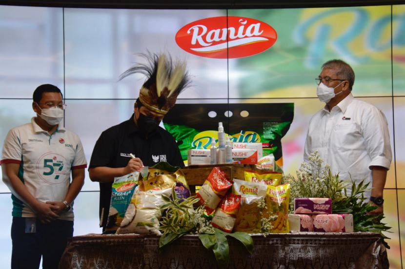 Menteri BUMN Erick Thohir meluncurkan produk retail pangan milik RNI dan BUMN klaster pangan di Jakarta, Selasa (19/10).