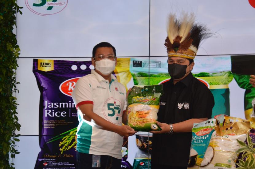 Menteri BUMN Erick Thohir meluncurkan produk retail pangan milik RNI dan BUMN klaster pangan di Jakarta, Selasa (19/10).