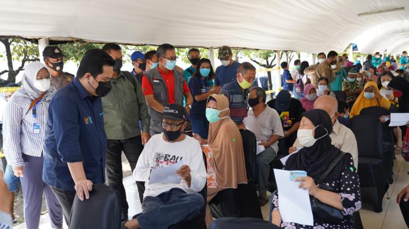 Menteri BUMN Erick Thohir memantau pembukaan Sentra Vaksinasi Bersama BUMN di Semarang, Jawa Tengah, Ahad (21/3).