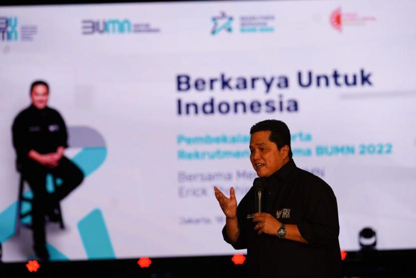 Menteri BUMN Erick Thohir memberikan pembekalan peserta rekrutmen bersama BUMN 2022 di Tennis Indoor Senayan, Jakarta, Rabu (18/5/2022).