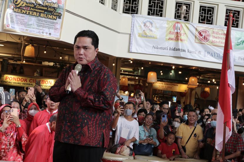 Menteri BUMN Erick Thohir memberikan sambutan saat Festival Imlek 2574 Petak Enam di kawasan Glodok, Jakarta, Ahad (22/1/2023). 