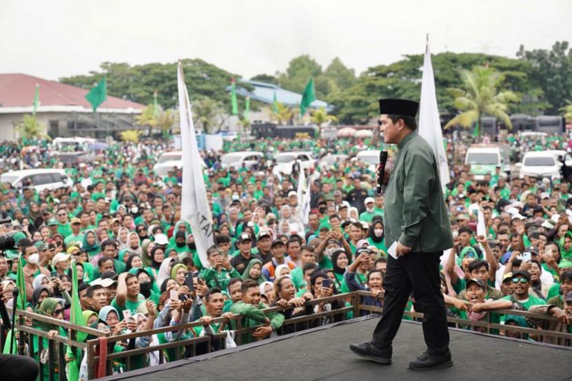 Menteri BUMN Erick Thohir memberikan sambutan saat menghadiri peringatan harlah ke-50 Partai Persatuan Pembangunan (PPP) di Cilegon, Banten, Sabtu (28/1/2023). Pada acara yang dihadiri kader dan simpatisan PPP itu, Erick hadir sebagai Ketua Ekonomi Masyarakat Syariah. Teriakan presiden menggema saat Erick Thohir menyampaikan sambutan.