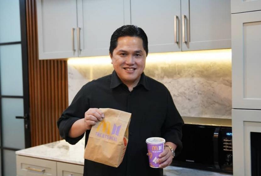 Menteri BUMN Erick Thohir memegang BTS Meal.