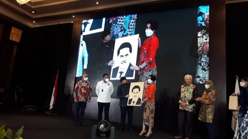  Menteri BUMN Erick Thohir meminta swasta dan BUMN saling berkolaborasi memanfaatkan market Indonesia agar tidak dikuasai oleh asing.