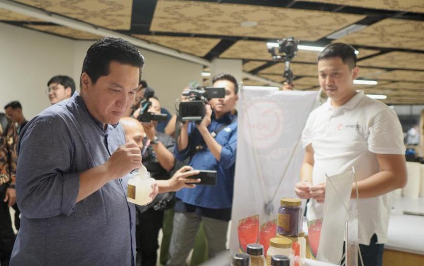 Menteri BUMN Erick Thohir mencicipi Kolkal Griya yang merupakan makanan olahan kolang – kaling dengan berbagai rasa mitra binaan PT Antam Tbk. 