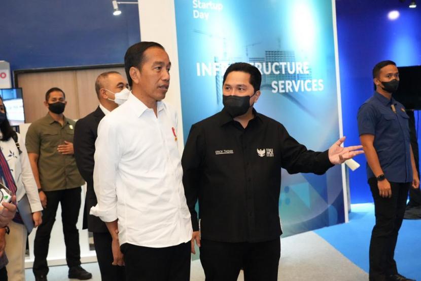 Menteri BUMN Erick Thohir mendamping Presiden Joko Widodo saat menghadiri pembukaan BUMN startup day tahun 2022 di Indonesia Convention Exhibition (ICE) BSD City, Kabupaten Tangerang, Senin (26/9/2022).  