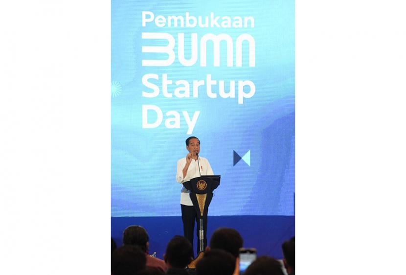 Menteri BUMN Erick Thohir mendamping Presiden Joko Widodo saat menghadiri pembukaan BUMN startup day tahun 2022 di Indonesia Convention Exhibition (ICE) BSD City, Kabupaten Tangerang, Senin (26/9/2022).  