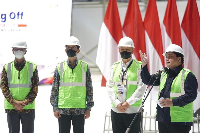 Menteri BUMN Erick Thohir (kanan) mendampingi Presiden RI Joko Widodo dalam seremoni penutupan atap (topping off) stadion Indoor Multifunction Stadium (IMS) di kawasan Gelora Bung Karno (GBK), Jakarta, Jumat (13/1/2023). Stadion indoor multifungsi di GBK itu adalah stadion tertutup terbesar di Indonesia yang dapat menampung 16.250 penonton. 