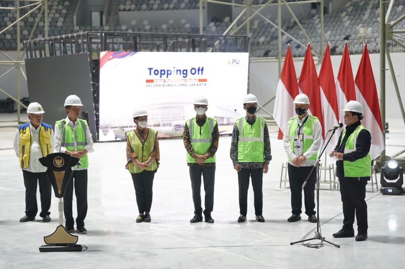 Menteri BUMN Erick Thohir mendampingi Presiden Joko Widodo dalam seremoni penutupan atap (topping off) stadion Indoor Multifunction Stadium (IMS) di kawasan Gelora Bung Karno (GBK), Jakarta, Jumat (13/1/2023). Erick Thohir meminta BUMN bisa menghadapi potensi resesi yang mengancam dunia di tahun 2023 dengan mendorong investasi.