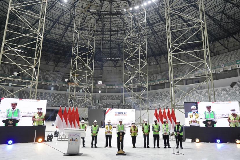 Menteri BUMN Erick Thohir mendampingi Presiden Joko Widodo dalam seremoni penutupan atap (topping off) stadion Indoor Multifunction Stadium (IMS) di kawasan Gelora Bung Karno (GBK), Jakarta, Jumat (13/1/2023). Stadion indoor multifungsi di GBK itu adalah stadion tertutup terbesar di Indonesia yang dapat menampung 16.250 penonton. 