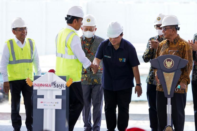 Menteri BUMN Erick Thohir mendampingi Presiden Joko Widodo meresmikan pengoperasian Pabrik Pupuk NPK Pupuk Iskandar Muda (PIM) yang berlokasi di Kawasan Ekonomi Khusus (KEK) Arun, Lhokseumawe, Aceh, Jumat (10/2/2023). 