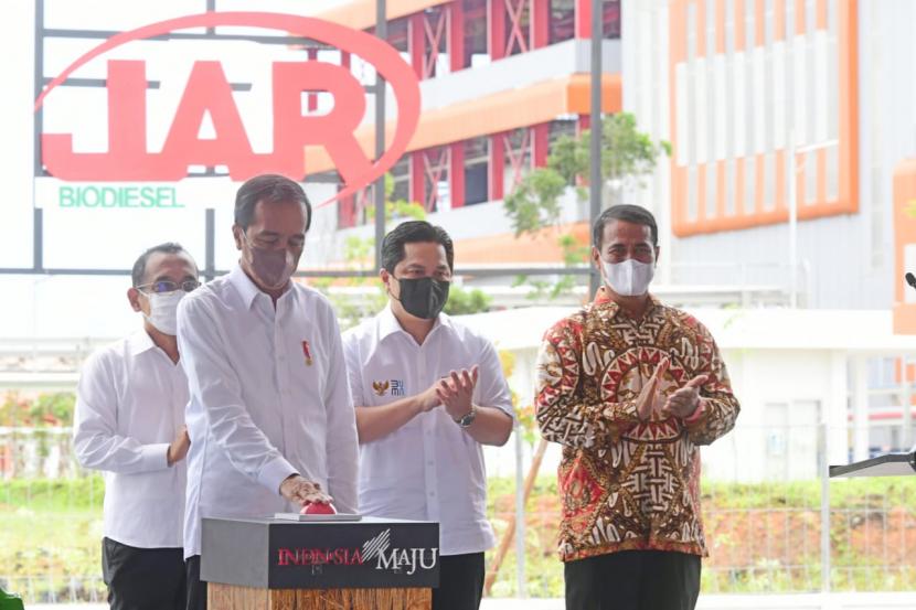 Menteri BUMN Erick Thohir mendampingi Presiden Jokowi dalam peresmian pabrik biodiesel di Kabupaten Tanah Bumbu, Provinsi Kalimantan Selatan, Kamis (21/10).