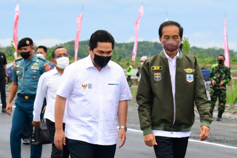 Menteri BUMN Erick Thohir mendampingi Presiden Jokowi dalam peresmian pabrik biodiesel di Kabupaten Tanah Bumbu, Provinsi Kalimantan Selatan, (ilustrasi).