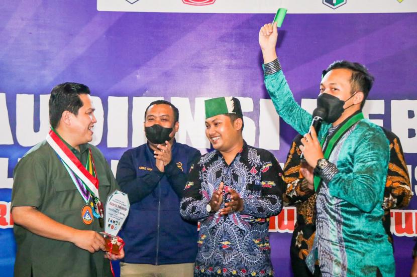 Menteri BUMN Erick Thohir mendapatkan kartu hijau dari para mahasiswa yang tergabung di dalam komunitas Cipayung Plus Jawa Timur (Jatim).
