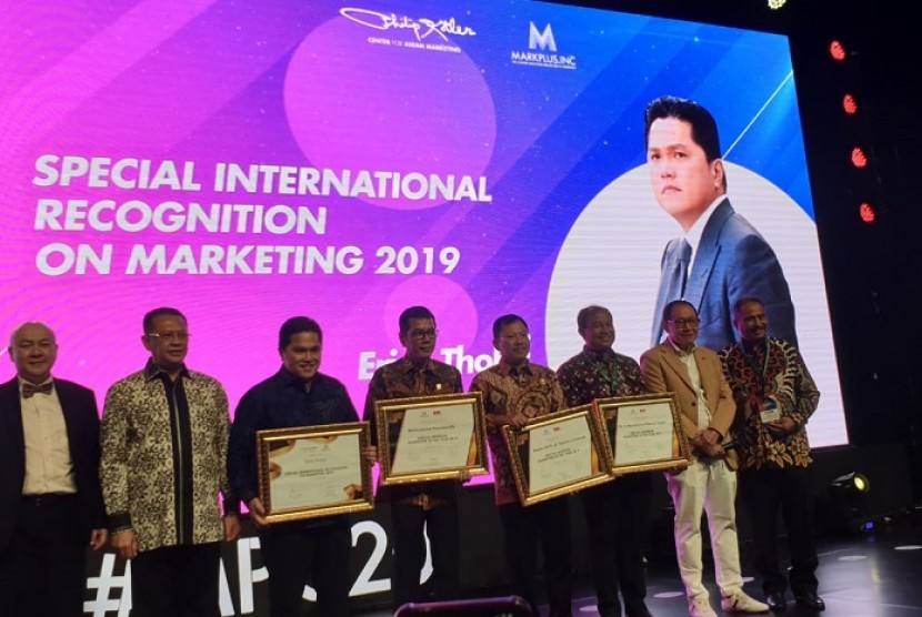 Menteri Bumn Erick Thohir mendapatkan penghargaan ssebagai Special International Recognition on Marketing 2019 dari MarkPlus, Inc yang dipimpin oleh Hermawan Kartajaya di Hotel Ritz Carlton Pacific Place, Jakarta, Rabu (4/12). 